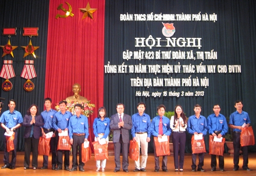 Bí thư Thành ủy Phạm Quang Nghị tặng quà 10 Bí thư chi đoàn xã có hoàn cảnh khó khăn
